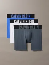 Pack de tres bóxers tipo boxer brief de Calvin Klein, con cintura elástica distintiva de la marca. Incluye una unidad azul, una blanca y una gris.