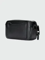 Cartera tipo crossbody de diseño rectangular, color negro, con cierre superior y logo metálico frontal. Incluye correa ajustable con diseño de marca.