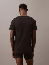 Pack de tres remeras negras de cuello redondo y manga corta, confeccionadas en algodón.