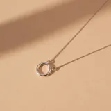 Collar de plata 925 con cadena de eslabones finos y dije circular minimalista.