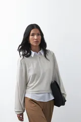 Sweater de tejido de punto con hilo metalizado, color marrón, con cuello redondo y mangas largas abullonadas con puños ajustados.