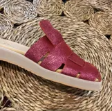 Sandalias sueco con plataforma, color fucsia con glitter y tiras de cuero con aberturas.