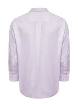 Camisa de manga larga RKF modelo Wf Pc, color lila con rayas verticales blancas. Cuenta con cuello italiano, cierre frontal con botones, bolsillo en el pecho con logo bordado y calce regular.