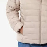 Anorak acolchado impermeable de color beige, con diseño capitoné de líneas horizontales, capucha incorporada y cierre frontal de cremallera.
