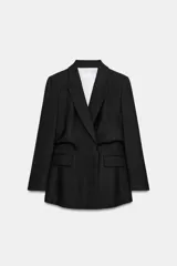 Blazer de corte estructurado con hombreras, cuello solapa y manga larga. Presenta un diseño cruzado con cierre frontal, bolsillos con solapa y un detalle de cintura entallada con efecto abullonado.