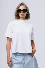 Camiseta básica de algodón orgánico color negro, con cuello alto y mangas cortas.