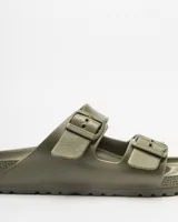 Sandalias Birkenstock Arizona de EVA color verde militar, con dos correas ajustables con hebillas metálicas.