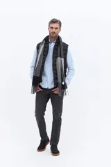 Chaleco puffer negro con diseño acolchado horizontal, cuello alto y cierre frontal. Presenta un bolsillo lateral con detalle de marca grabado.