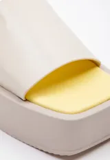 Sandalias negras de plataforma con punta cuadrada y tira ancha sobre el empeine.