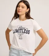 Remera de algodón color blanco con estampa frontal en azul marino que dice "Stay LIMITLESS" y un dibujo de dos raquetas de tenis cruzadas con una pelota.