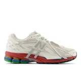 Championes New Balance modelo 1906R, color crema con detalles en gris y suela multicolor.