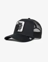 Gorra trucker Goorin Bros color negro, con visera curva, panel frontal estructurado y malla trasera. Cuenta con un parche bordado en 37D al frente que representa una pantera con la inscripción 'PANTHER'.