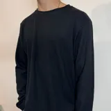 Buzo negro de micropanal con cuello redondo y mangas largas.