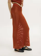Falda maxi de tiro alto, confeccionada en tejido de punto calado de algodón color verde oscuro, con pretina elástica.