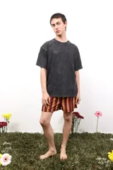 Remera de algodón con efecto lavado, cuello redondo y mangas cortas. Presenta un pequeño logo estampado en el pecho y una estampa de mayor tamaño en la espalda.