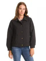 Chaqueta capitoneada de color negro con diseño de rombos, cuello con solapa, cierre frontal con botones metálicos y bolsillos delanteros.