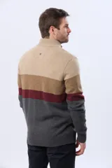 Buzo tejido de punto con diseño de rayas horizontales en tonos verde, gris y azul. Presenta cuello alto con cierre frontal parcial y detalle en material tipo gamuza en la solapa del cierre.