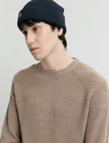 Sweater de punto inglés con escote redondo y mangas largas. Presenta cuello y puños terminados en punto canalé.