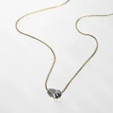 Collar dorado con cadena fina y dije de circonia cúbica engarzada.