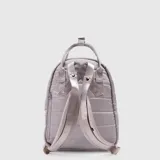 Mochila Bubba modelo Montreal Mini, de diseño acolchado y compacto. Cuenta con un compartimento principal con cierre, un bolsillo frontal con cierre, asas superiores y correas ajustables. Incluye un parche con el logo de la marca en la parte inferior.