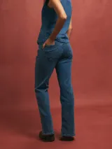 Pantalón de jean celeste de corte recto con aberturas en el ruedo.