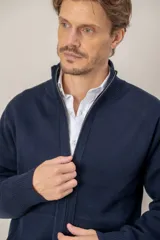 Campera tipo sweater de punto con cierre frontal completo, cuello alto y bolsillos laterales. Confeccionada en mezcla de lana y viscosa, con puños y ruedo acanalados.