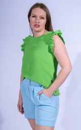 Short de vestir celeste con pinzas delanteras, bolsillos laterales y cinturón con hebilla forrada.