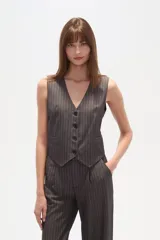 Chaleco de traje gris oscuro con finas rayas verticales blancas, escote en V y cierre frontal con botones oscuros.