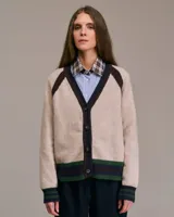 Cárdigan de punto color beige con mangas largas y ribetes en marrón, azul y verde.