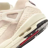 Championes Nike Jordan Spizike Low en color beige, con diseño híbrido que combina elementos de varios modelos clásicos de Jordan. Presenta paneles de gamuza, detalles de malla en los laterales y el icónico estampado de piel de elefante en la puntera y el talón.