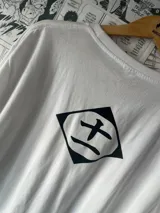 Remera blanca de algodón con estampado de vinilo textil de un personaje de anime.