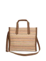 Cartera tipo tote de Hush Puppies con diseño de rayas en zigzag en tonos tierra y beige. Presenta detalles en cuero sintético marrón en las asas, bordes y base. Incluye un colgante decorativo con el logo de la marca y una placa metálica frontal.