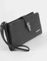 Billetera plegable de cuero vegano con acabado metalizado en tono azul grisáceo. Cuenta con una correa de mano (strap) integrada, cierre principal y un broche metálico decorativo en el frente. Incluye logo de la marca en la parte inferior.