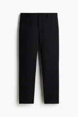 Pantalón sastrero de corte slim fit y color negro, con cierre frontal de botón, bolsillos laterales al bies y bolsillos posteriores ojalados. Cuenta con trabillas para cinturón y pretina elástica en la parte posterior.