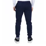 Pantalón de jogging Umbro, color azul marino, con cintura elástica y puños en los tobillos. Presenta el logo de la marca bordado en la pierna izquierda.