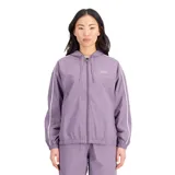 Campera deportiva con capucha color lila, con cierre frontal y bolsillos laterales. Presenta líneas blancas en las mangas y logo de la marca en el pecho.