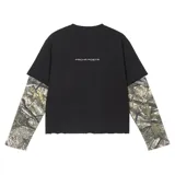 Remera negra de corte boxy con diseño de doble manga, presentando mangas largas en tejido waffle con estampado de camuflaje tipo Realtree. Cuenta con bordado en el pecho.