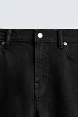 Pantalón de jean corte slim fit, color gris con efecto lavado. Presenta diseño de cinco bolsillos, cierre frontal con cremallera y botón, y tejido elástico.