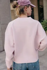 Jersey de punto soft color marrón oscuro, con cuello redondo y mangas largas. Cuenta con acabados en rib en el cuello, los puños y el ruedo.