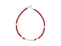 Pulsera de bolitas facetadas de cristal color rojo y bolitas espaciadoras de plata, con cierre de mosquetón y cadena de alargue.