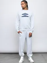 Buzo gris melange de felpa sin frisa, con cuello redondo y logo de Umbro bordado en azul marino en el pecho.