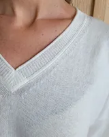 Remera de tejido de punto color lila, con escote en V y mangas cortas.