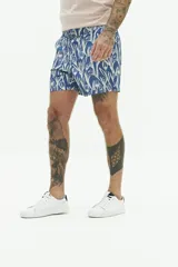 Short de baño con estampado floral en tonos azul y blanco, con cintura fija, cierre de botón y bolsillos laterales.