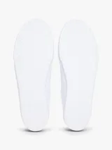 Zapatillas Tommy Hilfiger modelo Lulu Gold, de color blanco y diseño de corte bajo. Están confeccionadas en capellada sintética con cordones blancos, ojetes metálicos dorados y forro interno de algodón. Presentan detalles distintivos de la marca y monograma TH en el lateral.