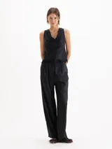 Pantalón palazzo de tiro alto color negro, confeccionado en twill de viscosa con caída fluida. Cuenta con cintura clásica con presillas, pinzas frontales, bolsillos laterales y una delicada aplicación de puntilla de encaje a lo largo de ambos laterales.
