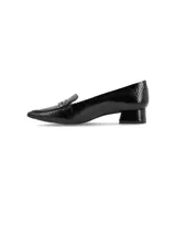 Mocasines de cuero negro con textura reptil y acabado en charol, punta fina y taco cuadrado bajo.