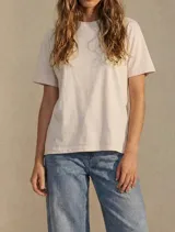 Remera de algodón lavado color verde militar, de corte oversize, con cuello redondo y mangas cortas.