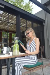 Pantalón largo de tiro alto con estampado de rayas verticales en blanco y gris.