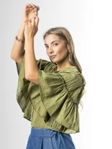 Blusa verde militar de algodón, con mangas amplias estilo campana con volados y diseño liviano.