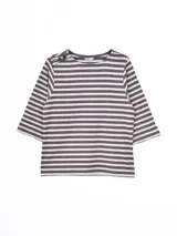 Remera de manga tres cuartos con estampado de rayas horizontales en gris y beige. Presenta un detalle de botones decorativos en el hombro derecho y cuello redondo.